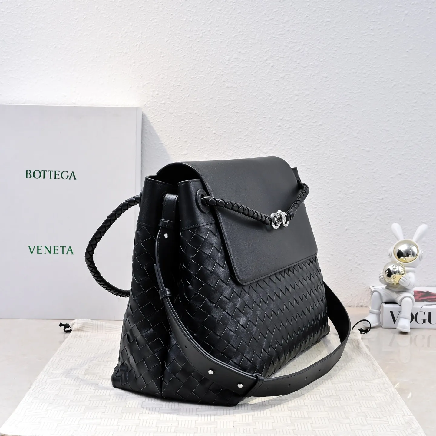 Batch 2960 BOTTEGA VENETA 2025 new men's ANDIAMO backpack Bottega Veneta's main recommendation is undoubtedly Andiamo. The first new favorite of 2025 is a men's splayed buckle bag. It can be seen that the designer has used many small ideas. The detachable cross-body strap is very convenient for elite office workers to carry their work diary. Reduce the burden on your hands when carrying office supplies. The interior is divided into two large compartments and a small zippered compartment. Unlike the women's model, the compartments here are not detachable. The fixed large single layer also makes it easier to pack lightly when going out to work and avoids the accumulation of too many small items. Style number: 5969 Size: 43*32*20cm